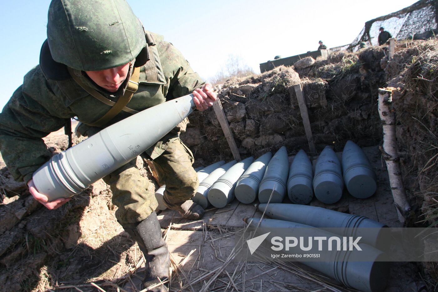 Soldier of battery of Giatsint 152-mm artillery guns