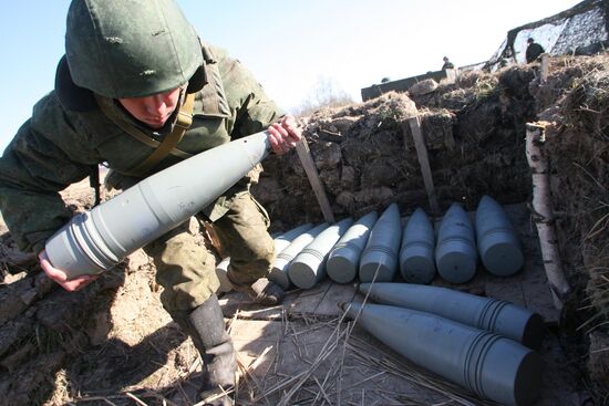 Soldier of battery of Giatsint 152-mm artillery guns