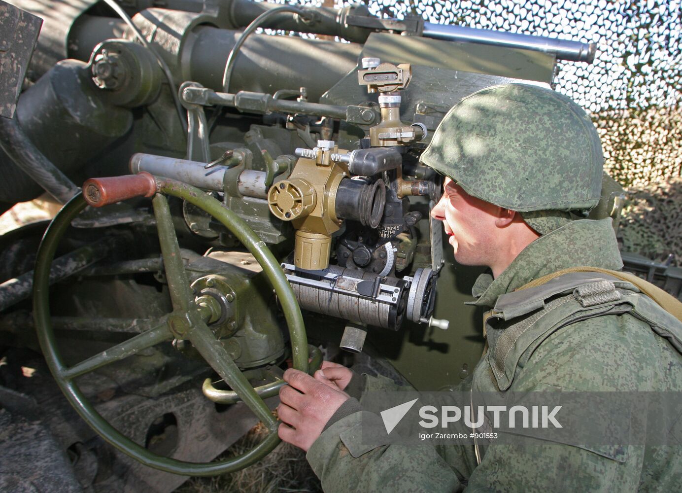 Battery of Giatsint 152-mm artillery guns