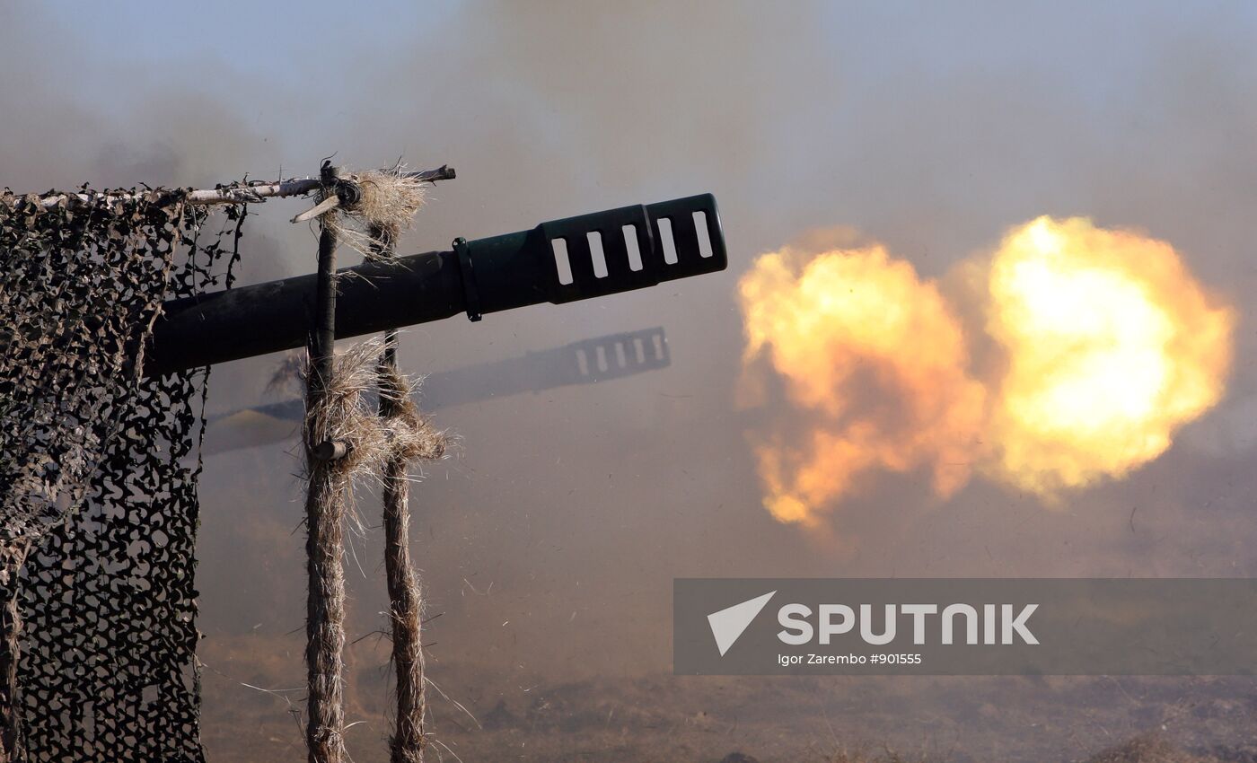 Battery of Giatsint 152-mm artillery guns