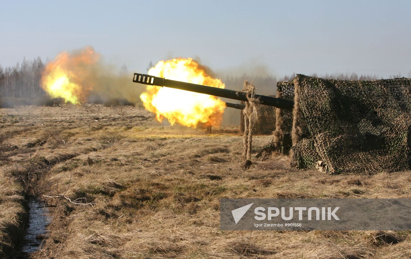Battery of Giatsint 152-mm artillery guns