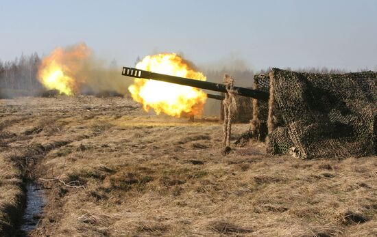 Battery of Giatsint 152-mm artillery guns
