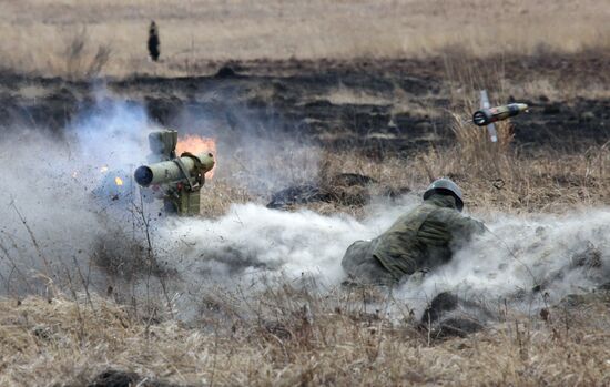 Anti-tank troops shell in simulated combat