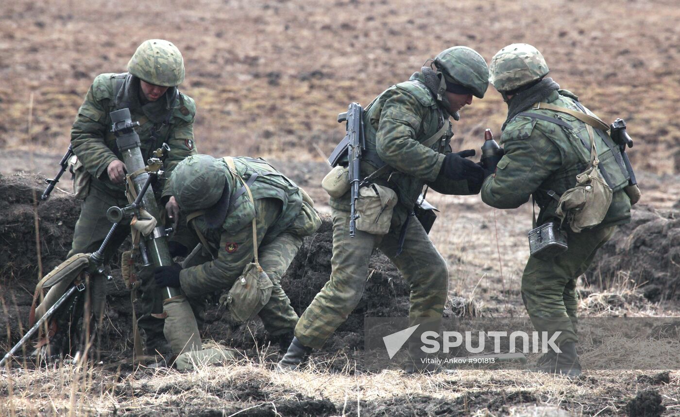 Gunners shell in simulated combat