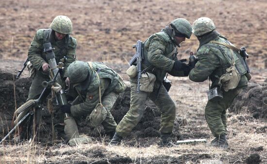 Gunners shell in simulated combat