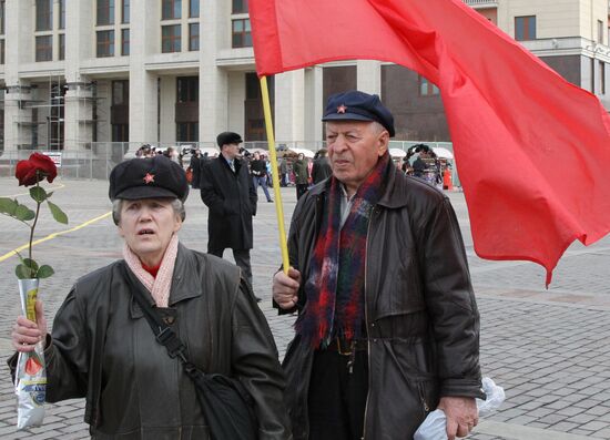 Laying flowers at mausoleum of VI Lenin