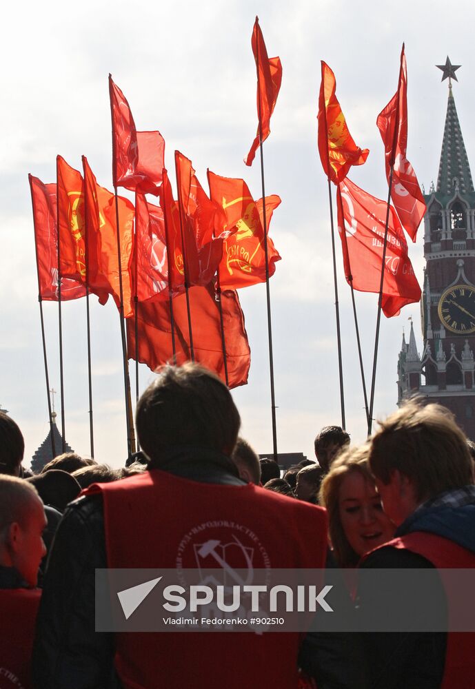 Laying flowers at mausoleum of VI Lenin