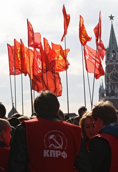 Laying flowers at mausoleum of VI Lenin