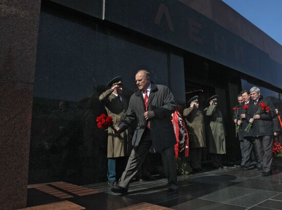 Laying flowers at mausoleum of VI Lenin