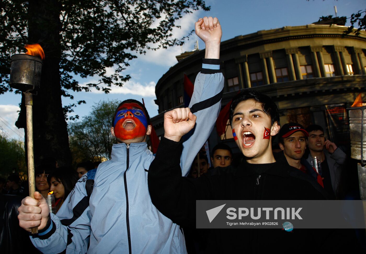 Torchlight procession commemorates genocide victims in Armenia