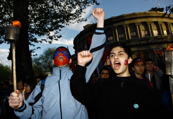 Torchlight procession commemorates genocide victims in Armenia