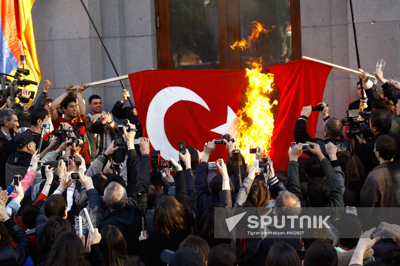 Torchlight procession commemorates genocide victims in Armenia