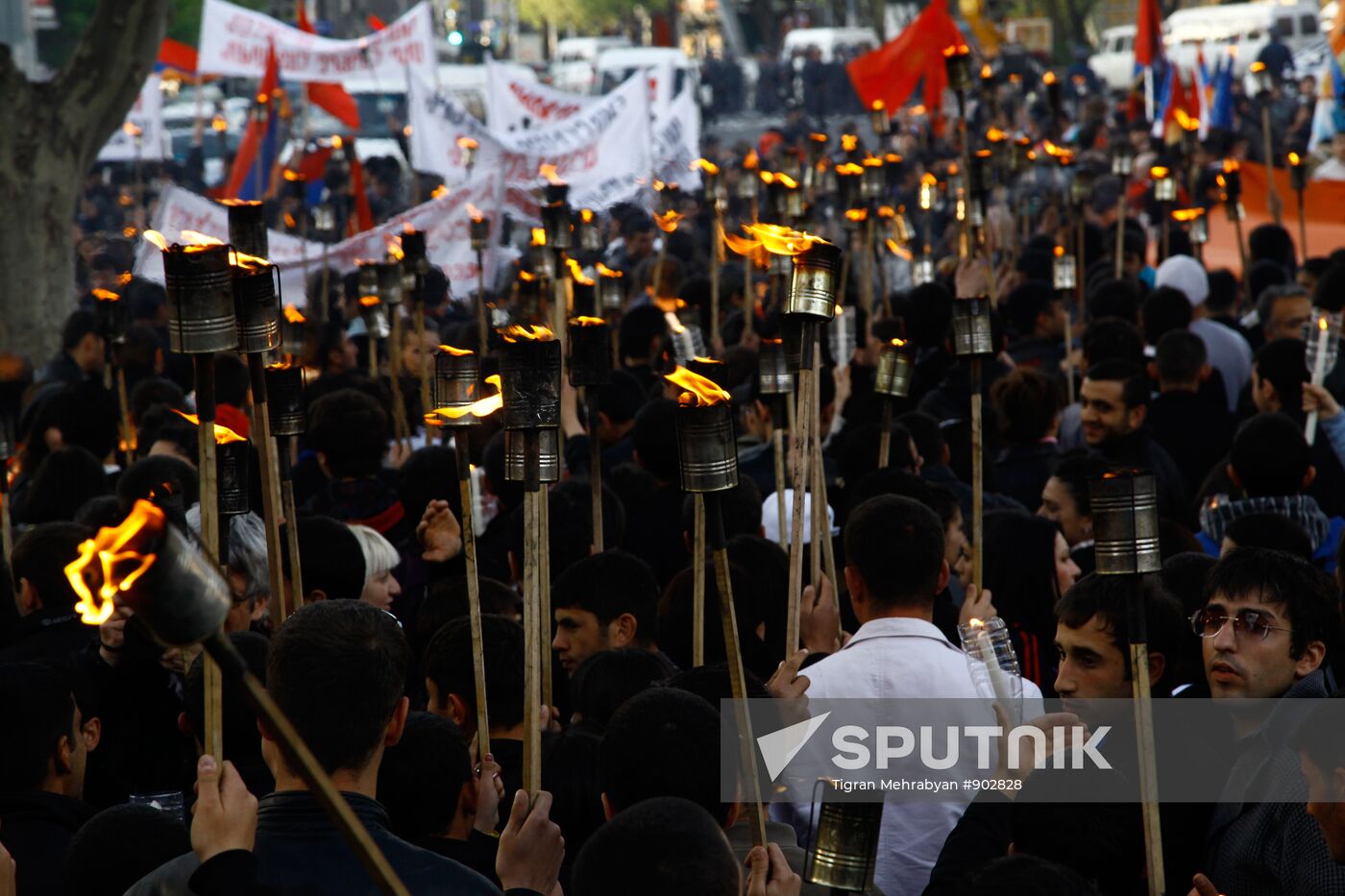 Torchlight procession commemorates genocide victims in Armenia