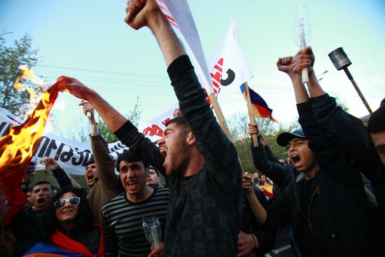 Torchlight procession to commemorate victims of Armenia genocide