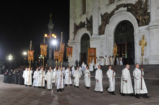 Sacred procession held before Easter service
