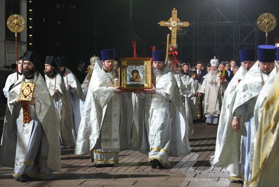 Sacred procession held before Easter service