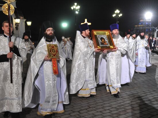 Sacred procession held before Easter service