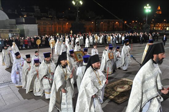 Sacred procession held before Easter service