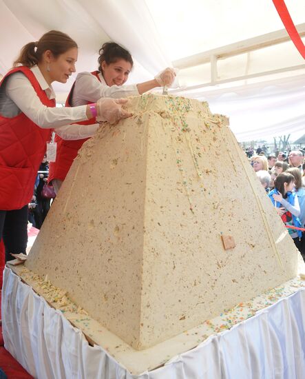Russia's biggest Easter cake cooked in Rostov-on-Don