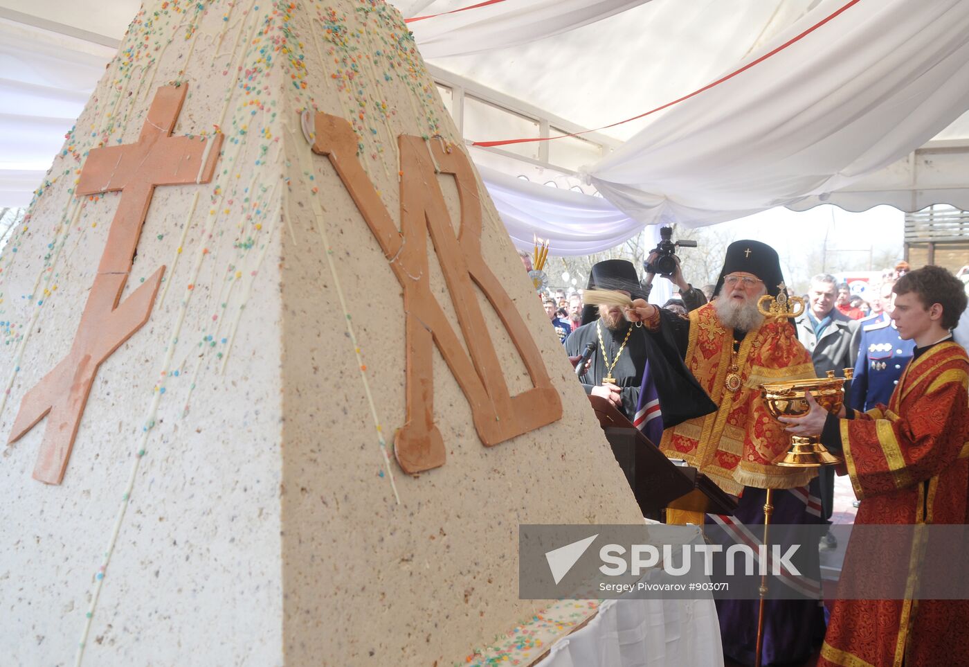 Russia's biggest Easter cake cooked in Rostov-on-Don