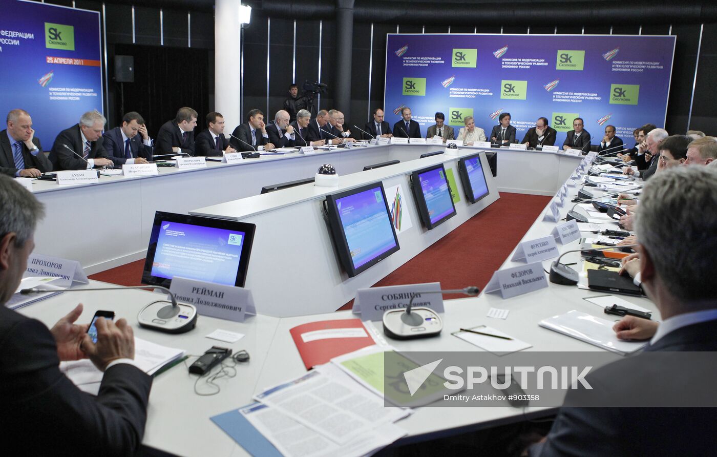 Dmitry Medvedev at meeting of economy modernization committee