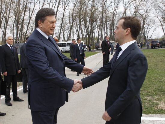 Dmitry Medvedev takes part in memorial ceremonies