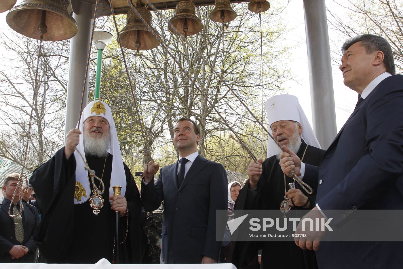 Dmitry Medvedev takes part in memorial ceremonies