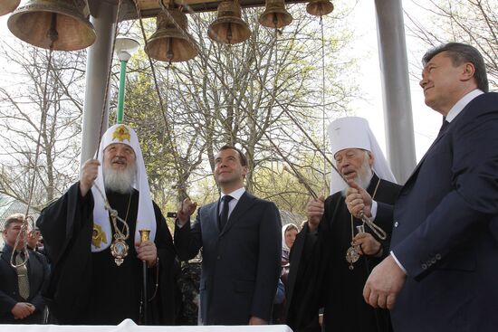 Dmitry Medvedev takes part in memorial ceremonies