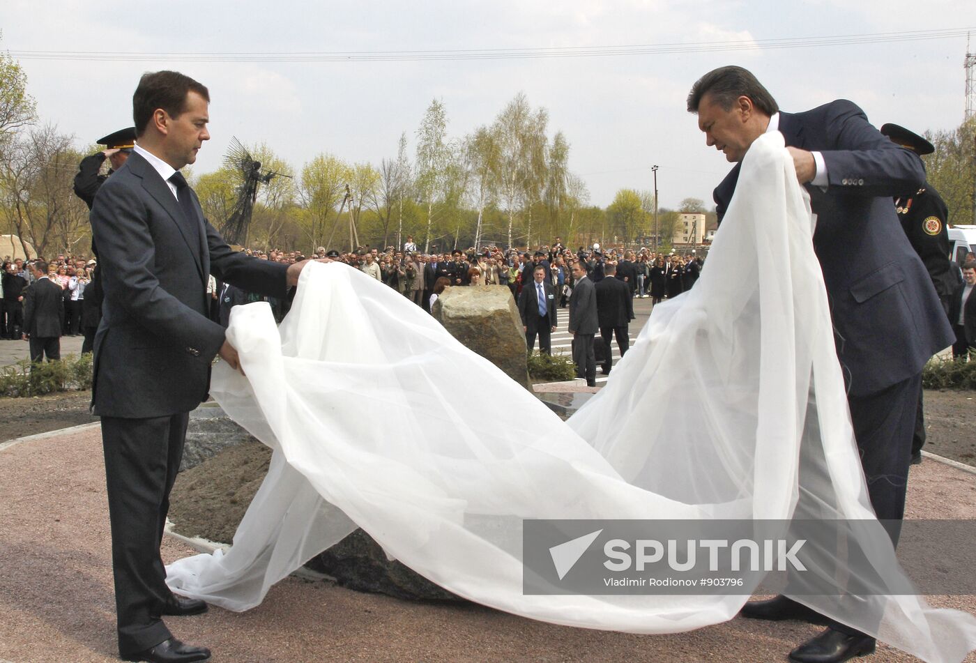 Dmitry Medvedev takes part in memorial ceremonies