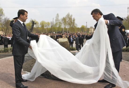 Dmitry Medvedev takes part in memorial ceremonies
