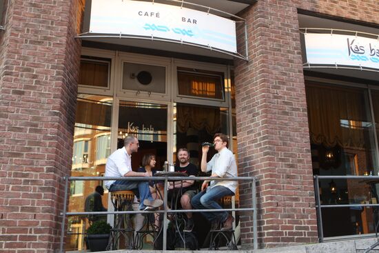 Citizens at a cafe in a Dusseldorf street