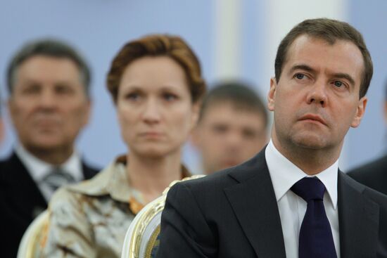 Dmitry Medvedev meets with United Russia party members