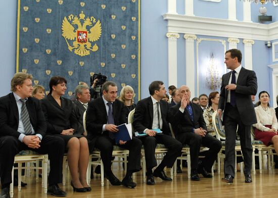 Dmitry Medvedev meets with United Russia party members