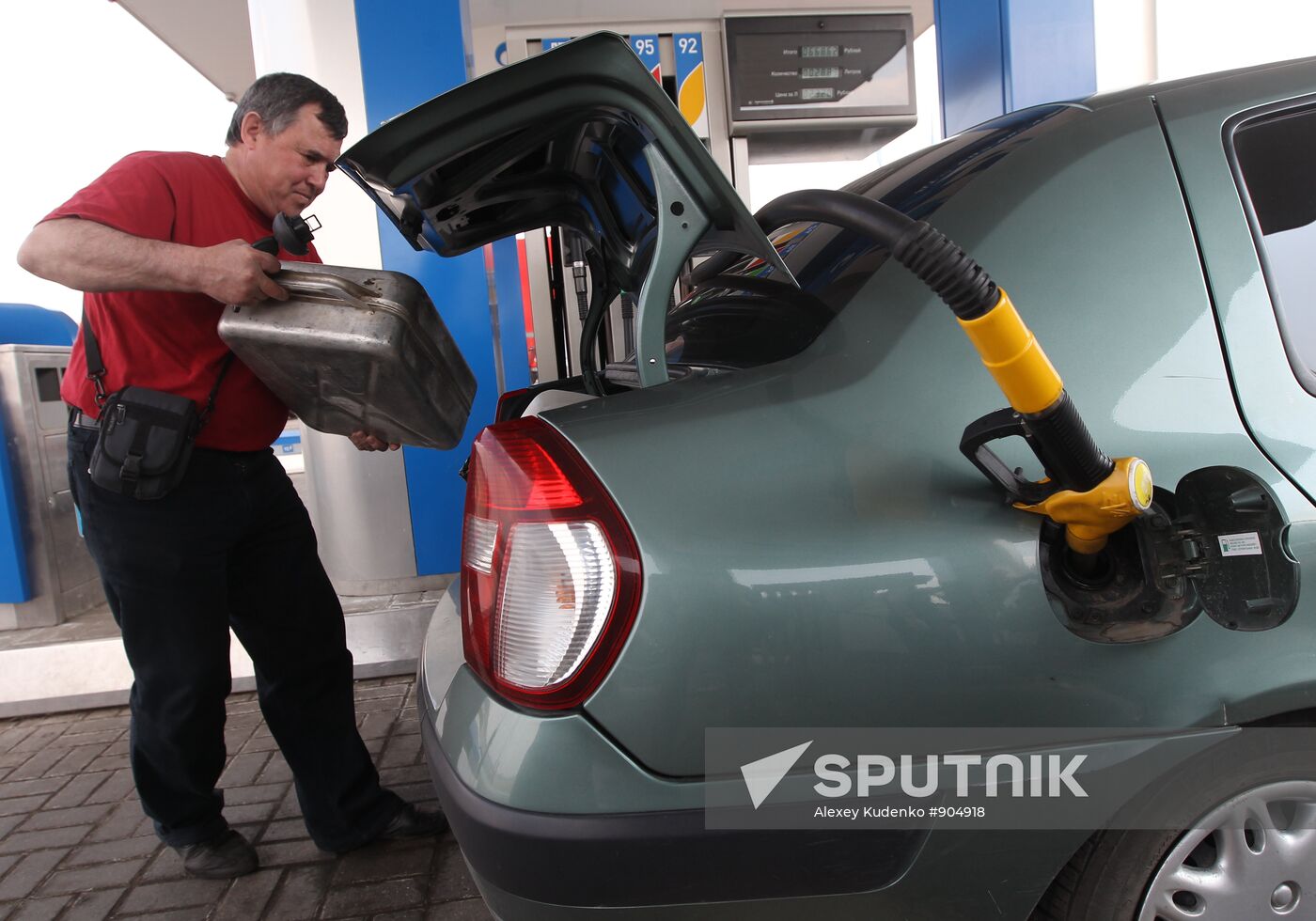 Gazpromneft filling station at work