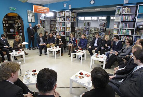 Dmitry Medvedev meets with Internet community members
