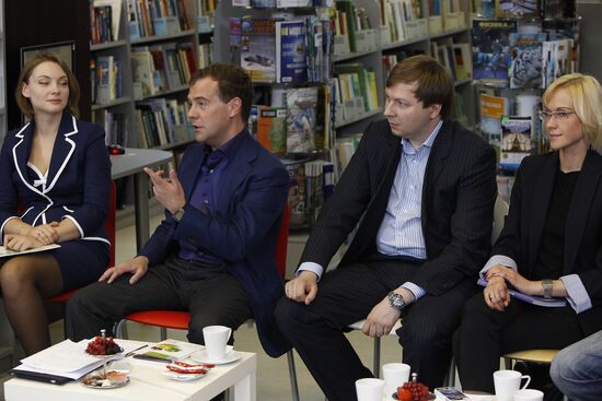 Dmitry Medvedev meets with Internet community