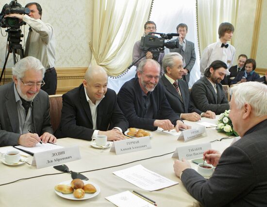 Russian prime minister meets with drama celebrities in PDireenza