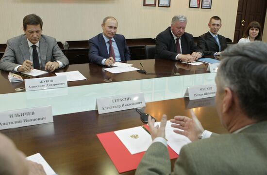 Vladimir Putin tours Volga Federal District