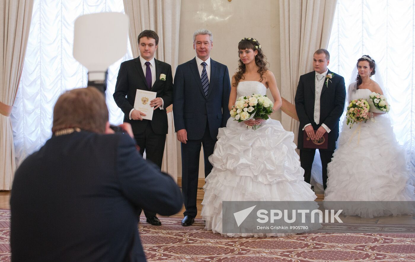 Sergei Sobyanin presents marriage certificate to newlyweds