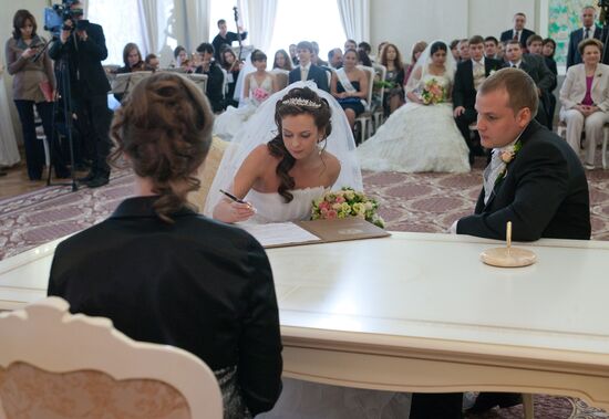 Couples wed at Moscow Mayor's Office