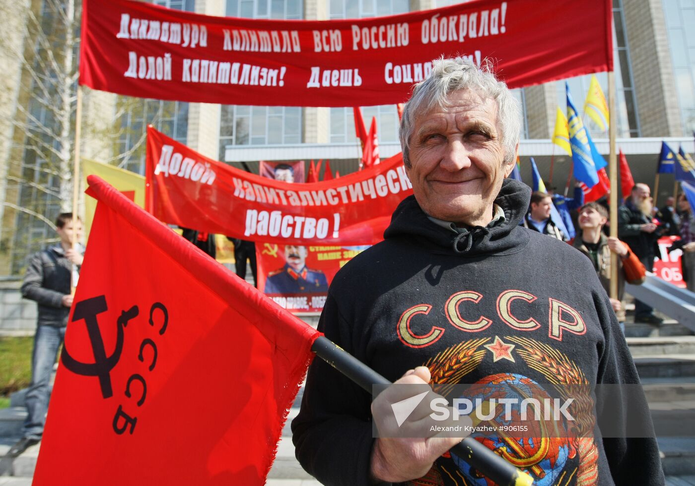 Participants of the Labor Day demonstration organized by the Communist Party on Oktyabrskaya (October) Street in Novosibirsk. Location: Russia, Novosibirsk. Author: Alexandr Kryazhev/Sputnik. Labor Day demonstration in Novosibirsk