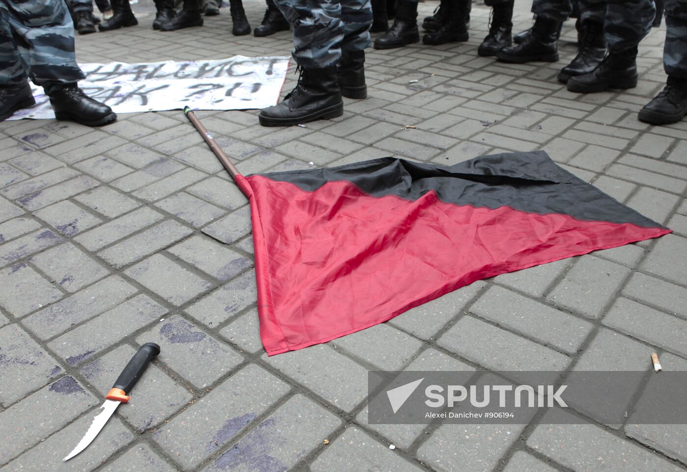Flag, knife and banner on the Nevsky Street pavement after members of the Movement named after Peter Alexeyev were detained during the formation of the Labor Day column in St. Petersburg. Location: Russia, St. Petersburg. Author: Alexei Danichev/Sputnik. Labor Day demonstrations in St. Petersburg