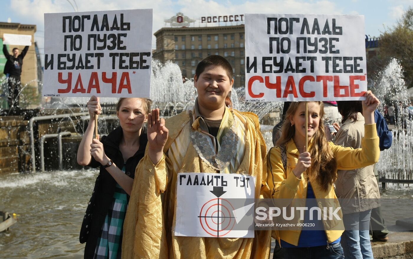 Participants of the Labor Day "Monstration" marching in Novosibirsk. Location: Russia, Novosibirsk. Author: Alexandr Kryazhev/Sputnik. Labor Day "Monstration" in Novosibirsk