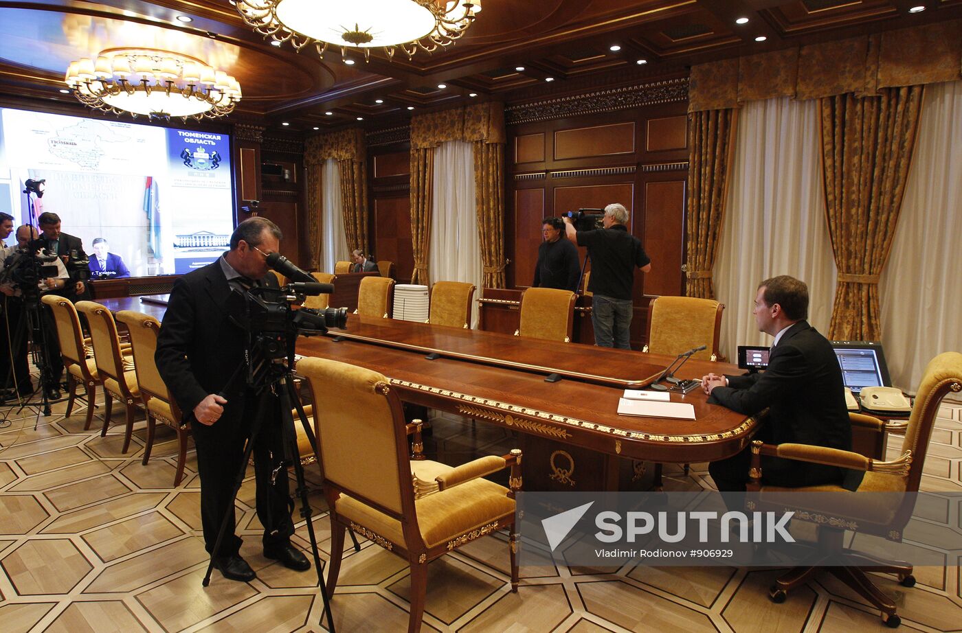 Dmitry Medvedev chats with Vladimir Yakushev by videoconference