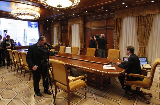 Dmitry Medvedev chats with Vladimir Yakushev by videoconference