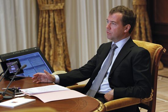 Dmitry Medvedev chats with Vladimir Yakushev by videoconference