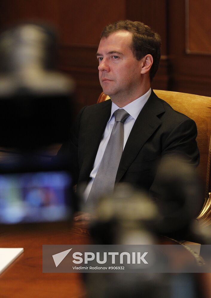 Dmitry Medvedev chats with Vladimir Yakushev by videoconference