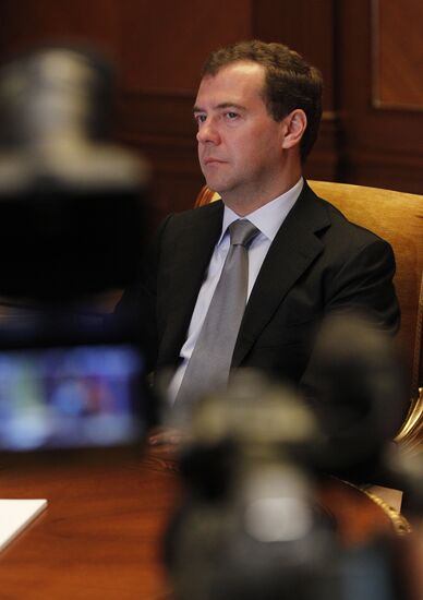 Dmitry Medvedev chats with Vladimir Yakushev by videoconference