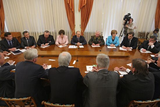 Vladiimr Putin with members of All-Russian People's Front