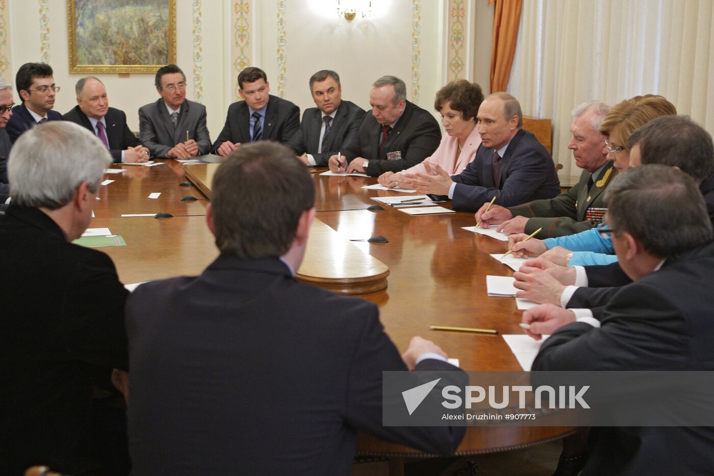 Vladiimr Putin with members of All-Russian People's Front